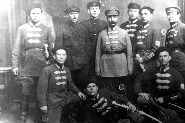 Семен Михайлович в окружении красных командиров