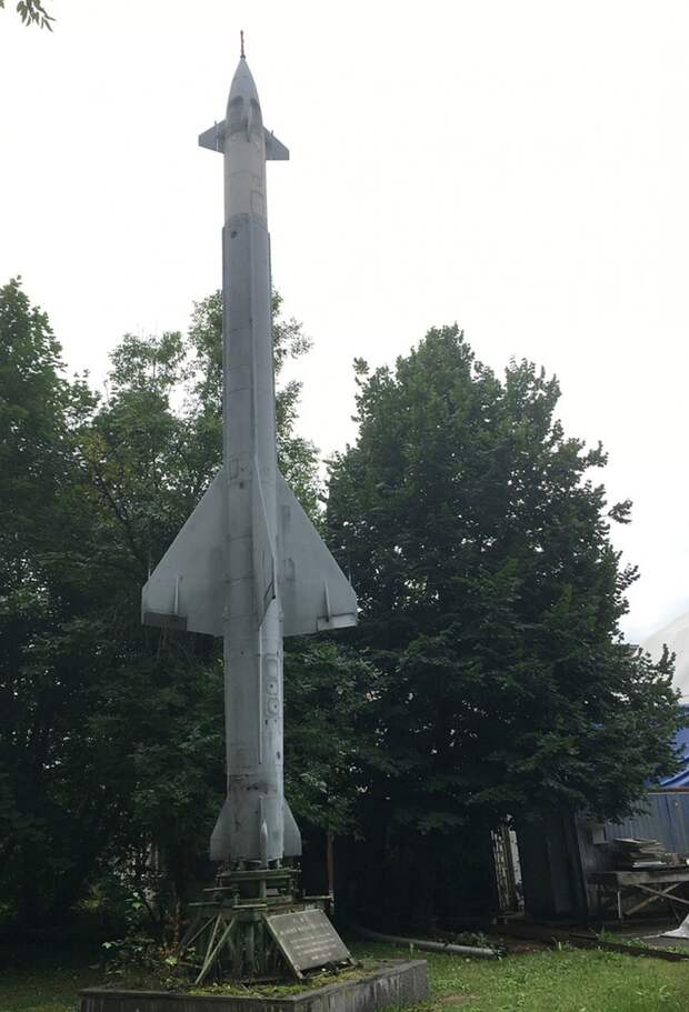 Табличка возле этой ракеты повествует: «25 лет на охране московского неба». Фото: Алексей ОВЧИННИКОВ