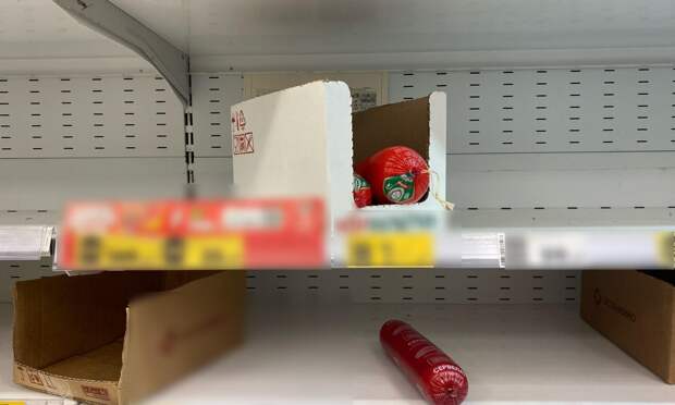 «Грустная колбаска»: как выглядит «Пятерочка» после нашествия покупателей