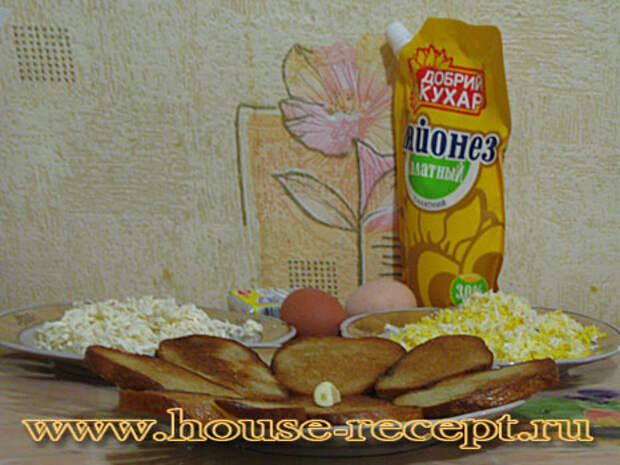 Продукты для приготовления гренок батон, яйца, и сыр