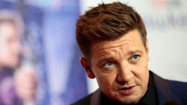 jeremy renner in a tux at a red carpet event