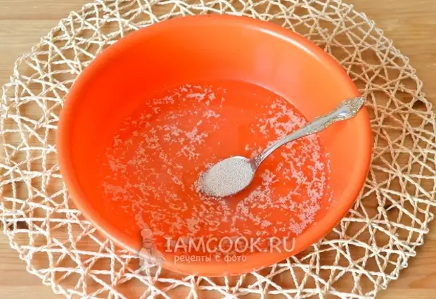 Всыпать в теплую воду дрожжи