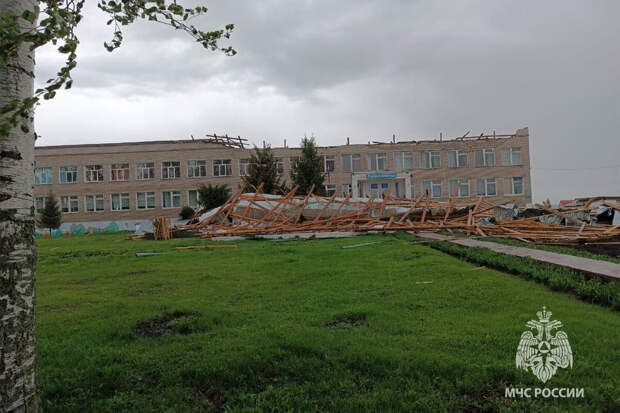 МЧС Башкортостана: в Узбяково сильный ветер частично сорвал кровлю со школы