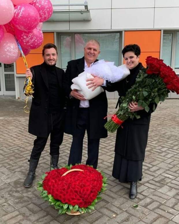 Елена Голунова с мужем и Владом Кадони