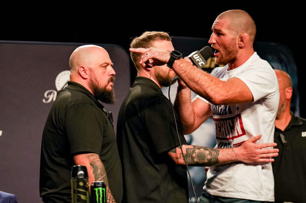 Чемпион UFC Чимаев обвинил Стрикленда в трусости перед титульным боем