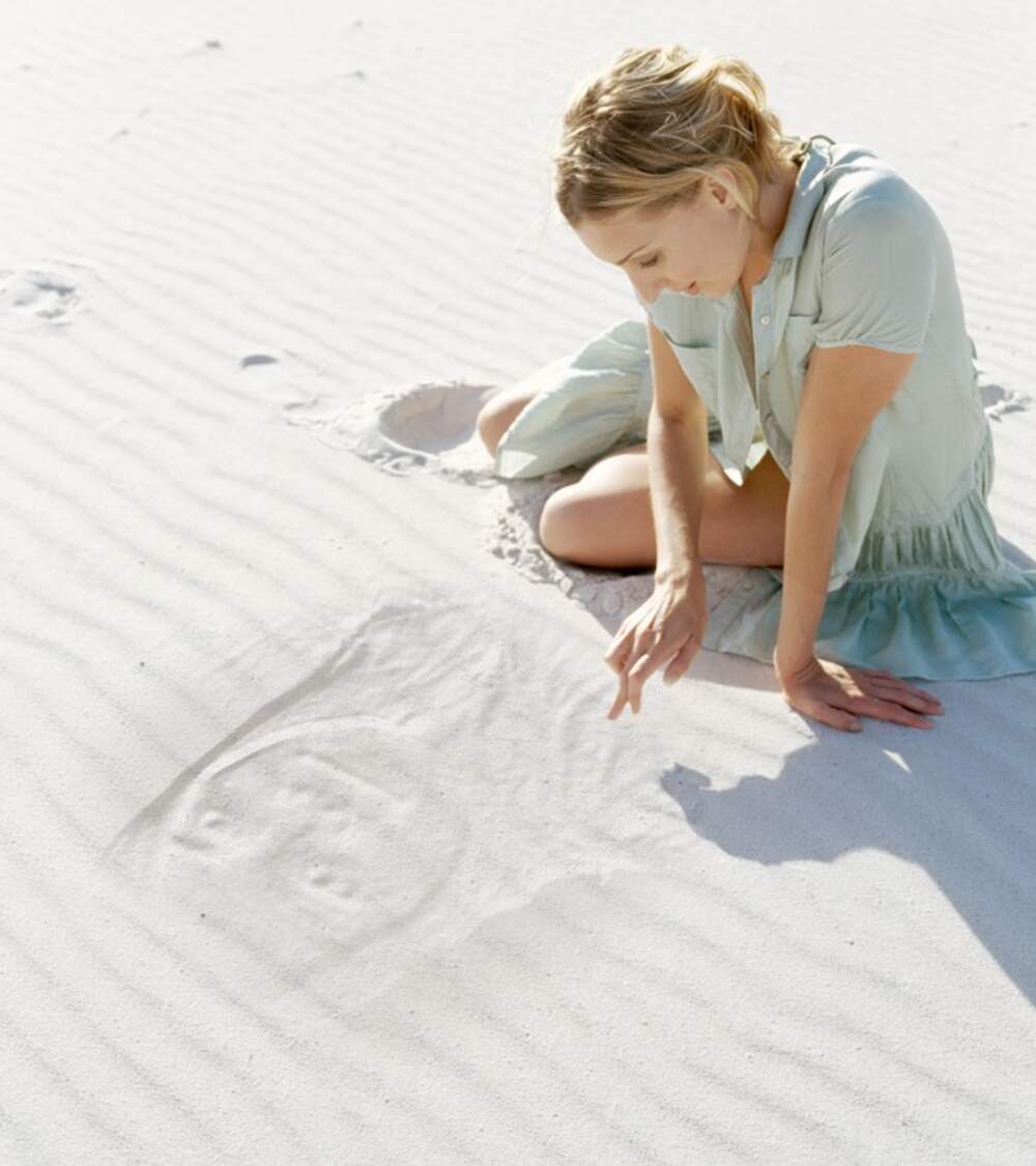 Девушка на песке рисунок
