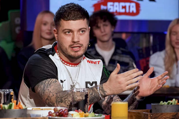 Популярный в России стример рассказал о бегавшей за ним с кирпичом матери