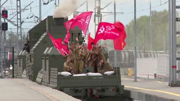 Поезд из прошлого: на Балтийский вокзал Петербурга прибыл состав времен ВОВ