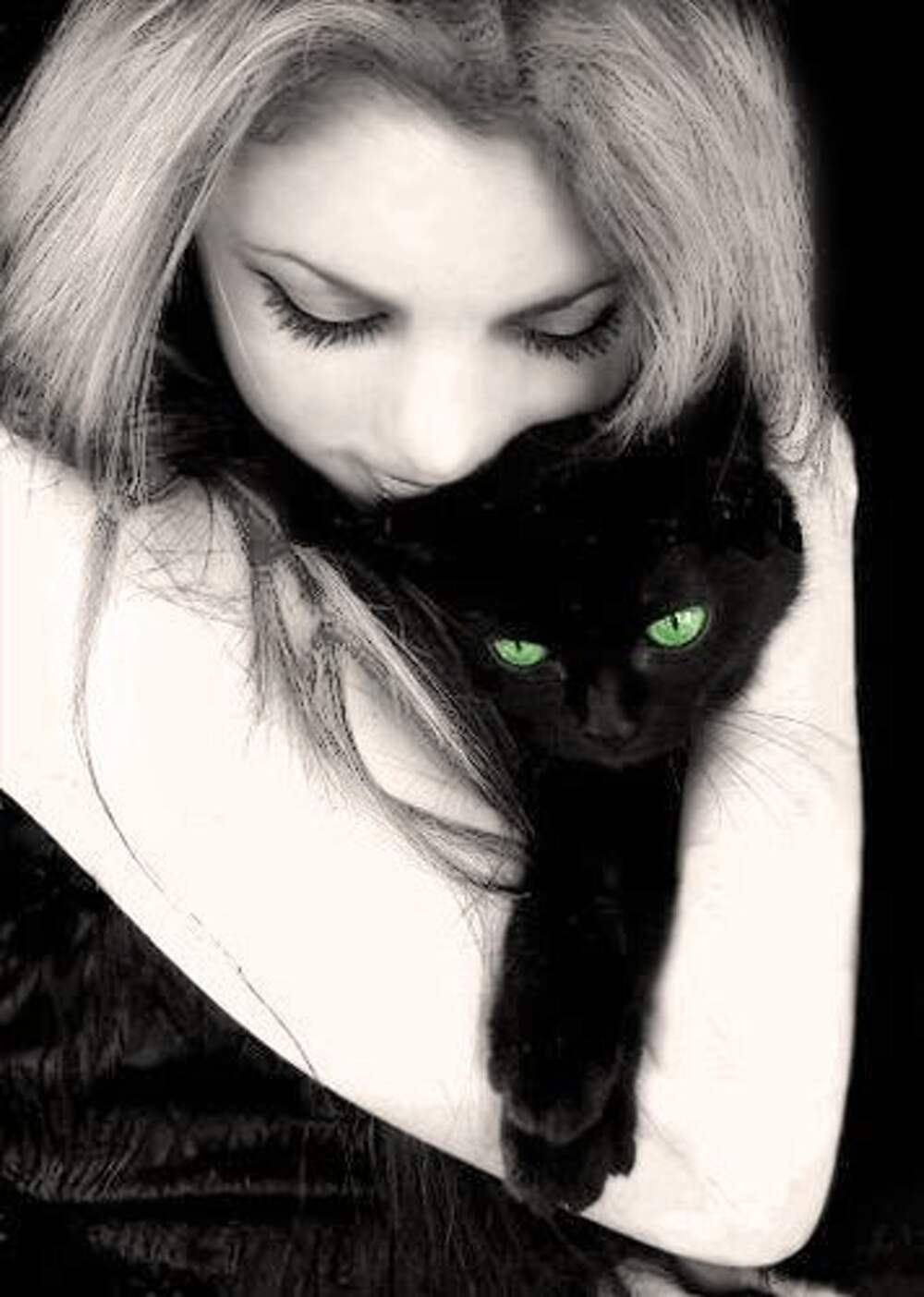 Девушка с черным котом