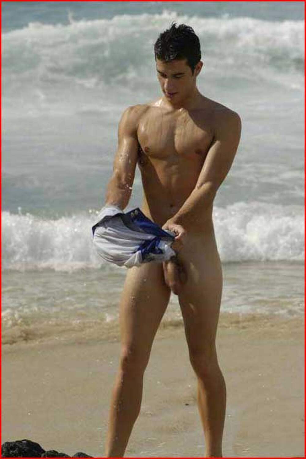 парни голые по пляжу фото 47