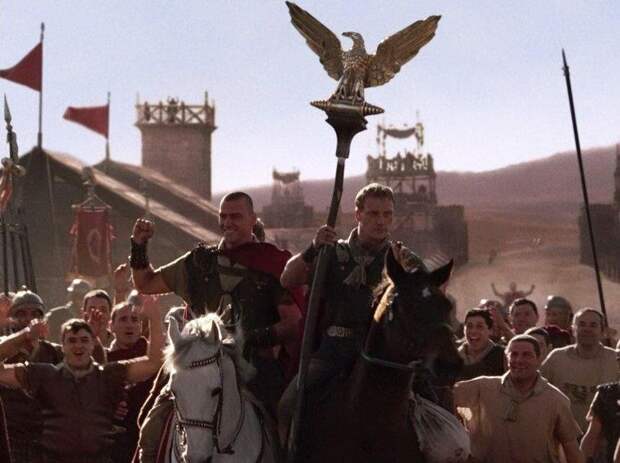 Центурион Луций Ворен с легионной аквилой. Кадр из сериала «Рим»