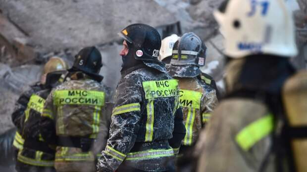 Часть кровли горящего многоквартирного дома в Махачкале обрушилась