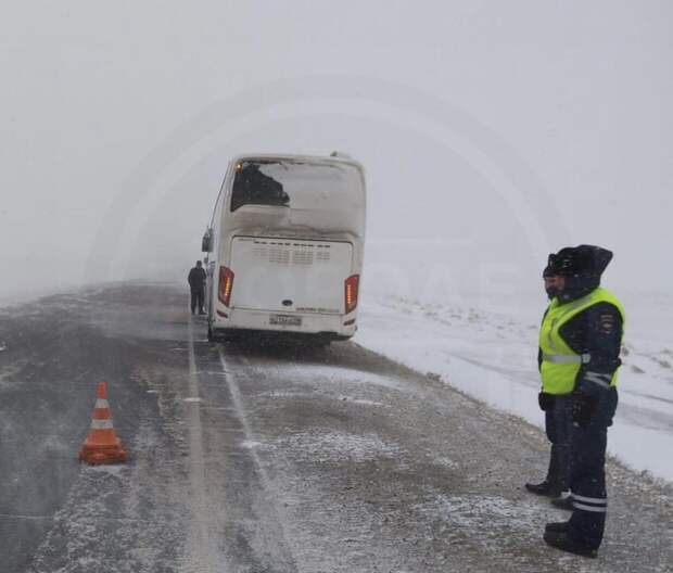 «КамАЗ» и рейсовый автобус столкнулись в Крыму