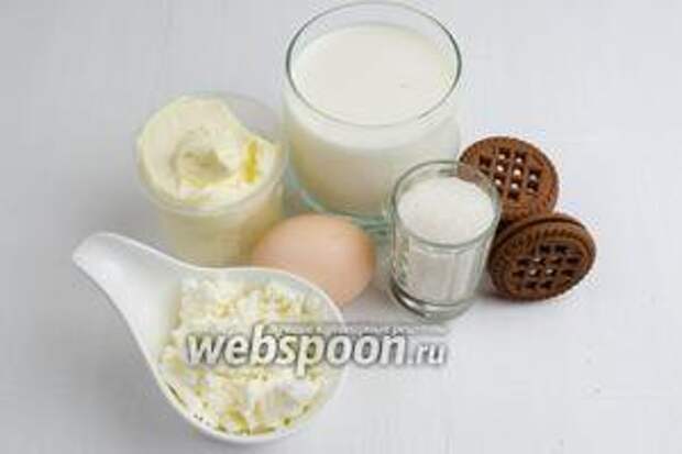 Чтобы приготовить такое мороженое, нужно взять молоко, творог, сливки, желтки, сахар, ванильный сахар, печенье и орехи.