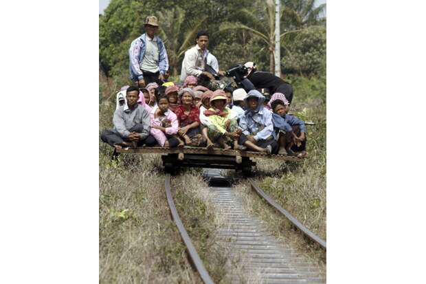 Настил из бамбука, мотор и колеса от танка - в Камбодже не боятся выглядеть старомодно. От Баттамбанго до столицы страны Пномпень ездит настоящая дрезина - «бамбуковый поезд» (Bamboo Train). Причем ходит она по тем же рельсам, что и поезда, и при встрече пассажиры спасаются бегством - спрыгивают с платформы 