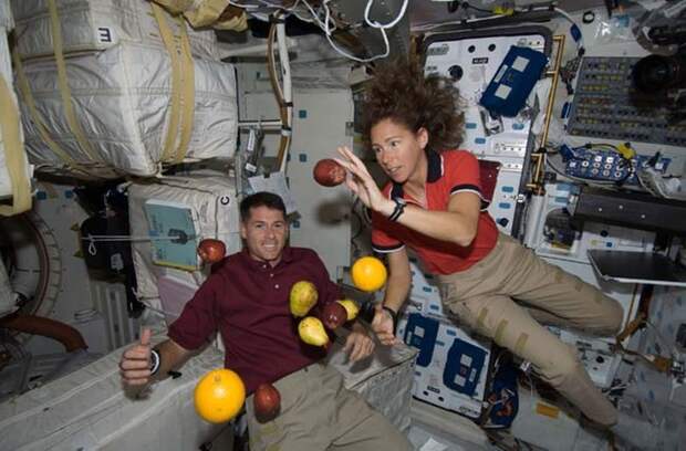 2. Жонглируют фруктами космонавты на мкс, невесомость, развлечения
