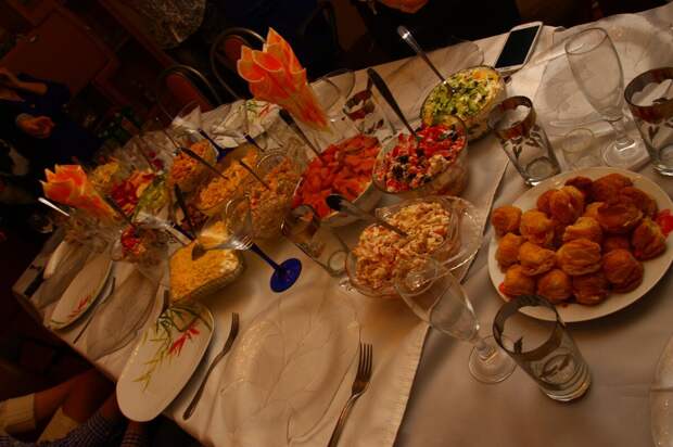 Столько еды в гостях в России! Фото: из семейного архива