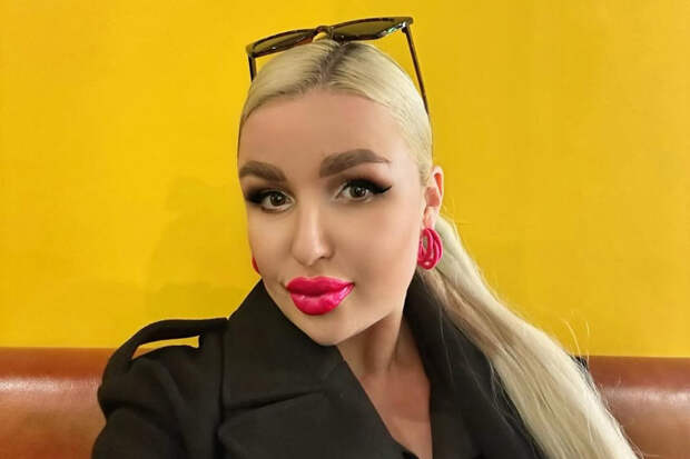 «Я на *** пошлю кого угодно». Россияне возмущены откровенными фото активистки ЛДПР, которая называет граждан «бичами на лавке»