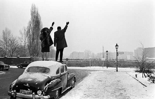 29. Родственники поздравляют друг другу с Рождеством через Берлинскую стену в 1961 году интересно, исторические фото, история, ностальгия, фото