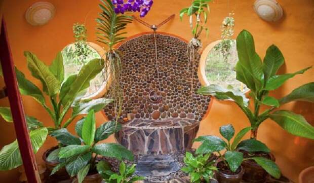 Мужчина из бетонных блоков построил дом своей мечты, хотя его бюджет был ограничен: фото внутри и снаружи