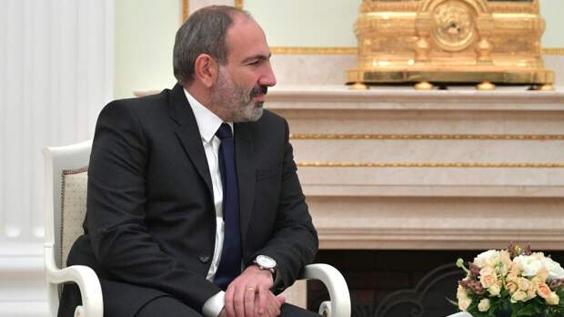 Пашинян с женой и детьми вышел к сторонникам на митинг в Ереване