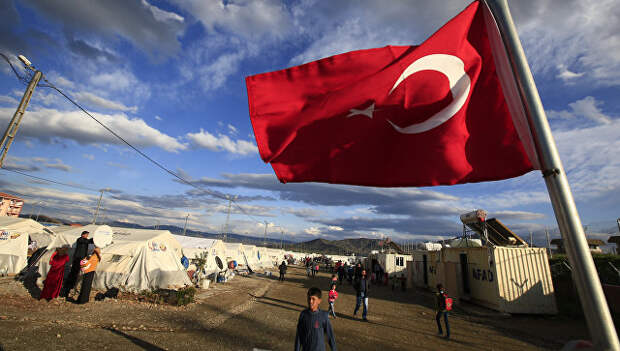Турецкий флаг в лагере сирийских беженцев на юго-востоке Турции. Архивное