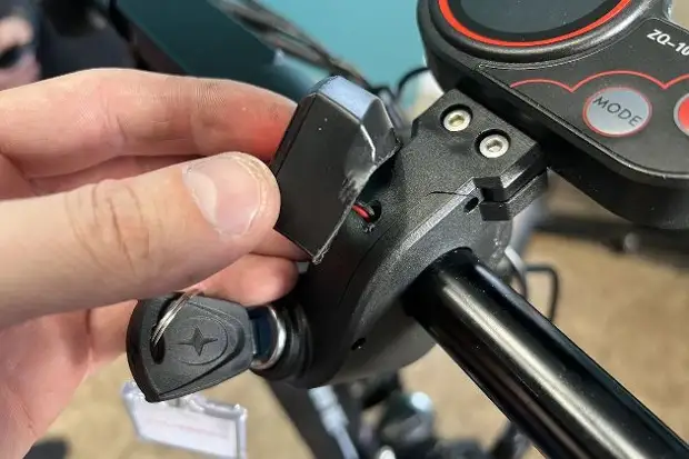 Как склеить пластик, чтобы держало прочнее секундного клея и без следов