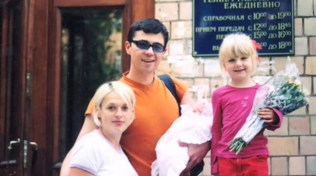 Сергей Бодров забирает сына из роддома. / Фото: Из личного архива Светланы Бодровой