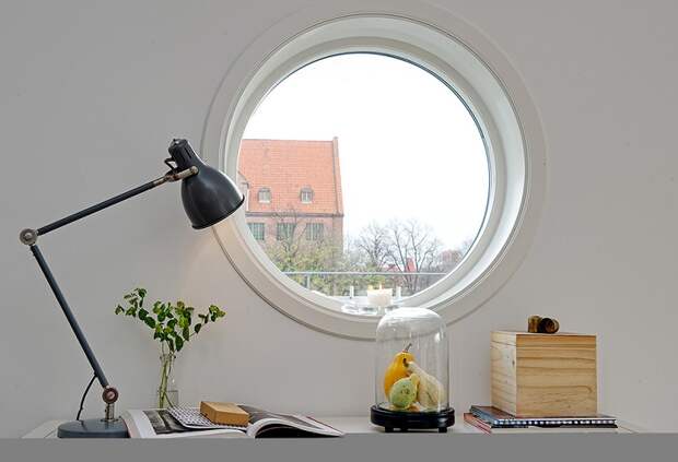 На круглое окно тяжело подобрать шторы. / Фото: altomindretning.dk