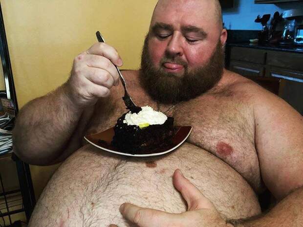 Этот 226-килаграммовый мужчина, чтобы поддерживать свой круглый живот, съедает ежедневно около 10 тыс. калорий.