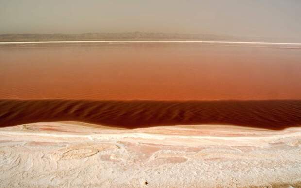 Соленые озера оазиса Тозер Тозер, Тунис   Ярко-оранжевый, цвета «Миринды», оазис Тозер у края пустыни Сахары включает в себя три озера: Шотт-эль-Феджедж, Шотт-эль-Джерид и Шотт-эль-Гарса. Когда пересыхающие за лето, покрытые толстым слоем песка и соли озера зимой вновь наполняются водой, их воды принимают множество оттенков, в том числе и оранжево-красный.  