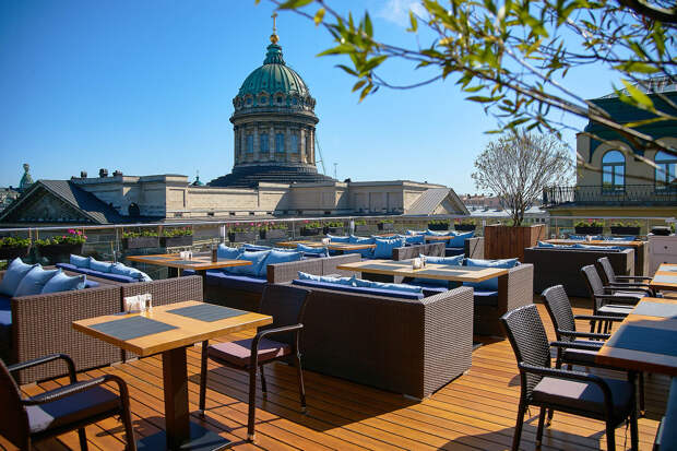 Прогулка по воде, ужин на крыше и море цветов: веранды Санкт-Петербурга