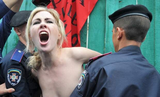 Бойцы «Торнадо» и полуголые FEMEN пикетируют посольство США в Киеве