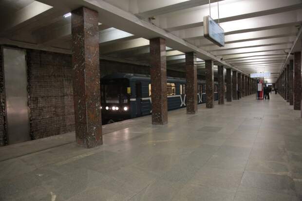 Плитку на «Водном стадионе» и «Речном вокзале» обновят до конца года