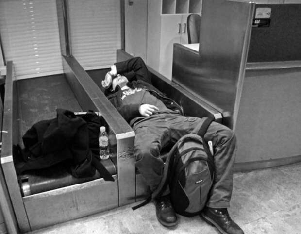 Вечные путешественники: истории людей, живущих годами в аэропорту Мадрида