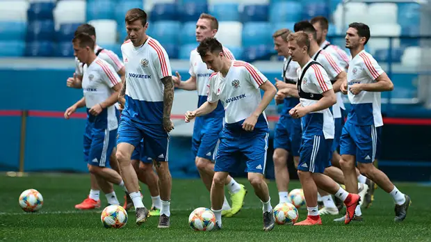 «Настрой будет самым серьёзным»: Черчесов и Головин о матче с Кипром, постоянных переездах и шутке Фабрегаса