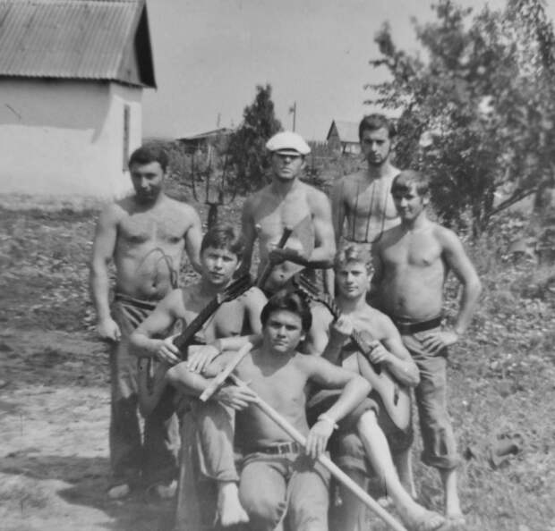 Курсанты Одесского мореходного училища (первый курс) на сельхозработах. Одесская область, Фрунзенскийр-н, деревня Мордаровка. 1977 год. Я впереди со шваброй. Прислал «Saveliy».jpg