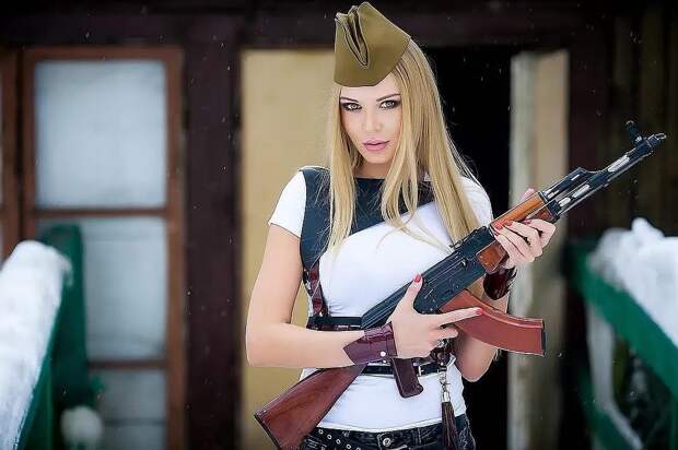 Красивые девушки с оружием