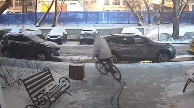 Картавый воришка украл велосипед из подъезда дома в Москве