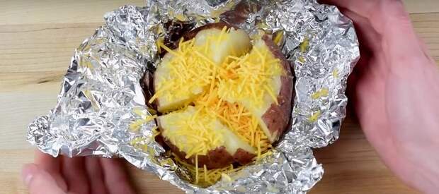 картофель запеченный с сыром в фольге