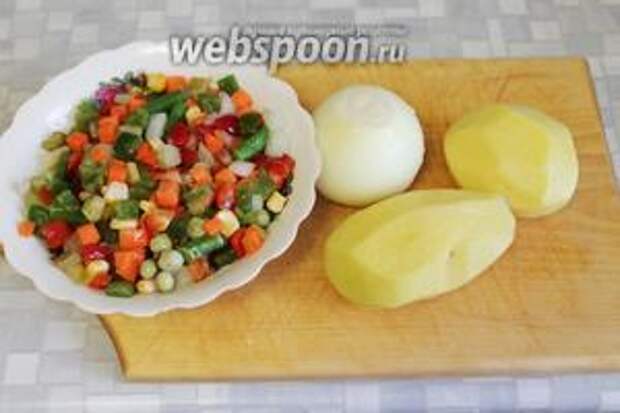 Подготовить овощи: очистить и помыть лук и картофель, промыть мексиканскую смесь.