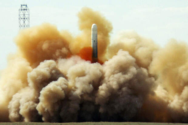 С космодрома "Байконур" проведен запуск межконтинентальной баллистической ракеты.