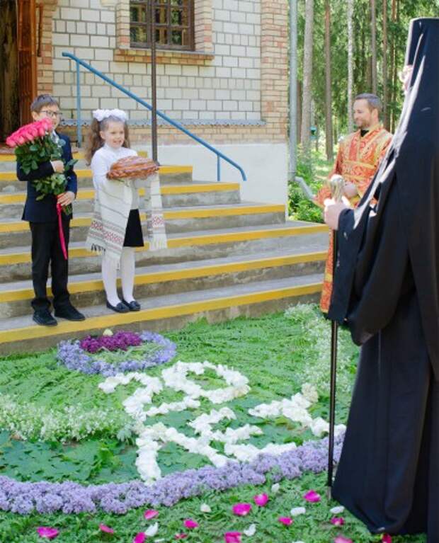 Епископ Серафим возглавил Литургию в честь 20-летия освящения храма Бобруйской епархии в Елизово.