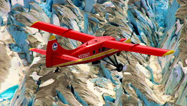 Самолет пролетает над горными ледниками Аляски
