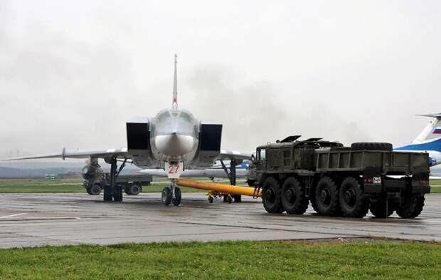 Аэродромный тягач КЗКТ-537Л «Ураган». аэродром, аэропорт, спецтехника, техника