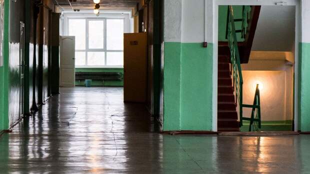 Допрос изрезавшего учительницу российского школьника попал на видео