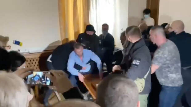 Украинский депутат устроил драку из-за недопуска на заседание