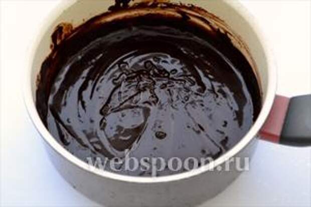 На водяной бане растопите шоколад вместе с крепким кофе (15 ст. л.) и виски (12 ст. л.). Отставьте остывать до комнатной температуры.