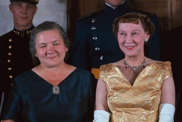 Мейми Эйзенхауэр вместе с женой Никиты Хрущёва.