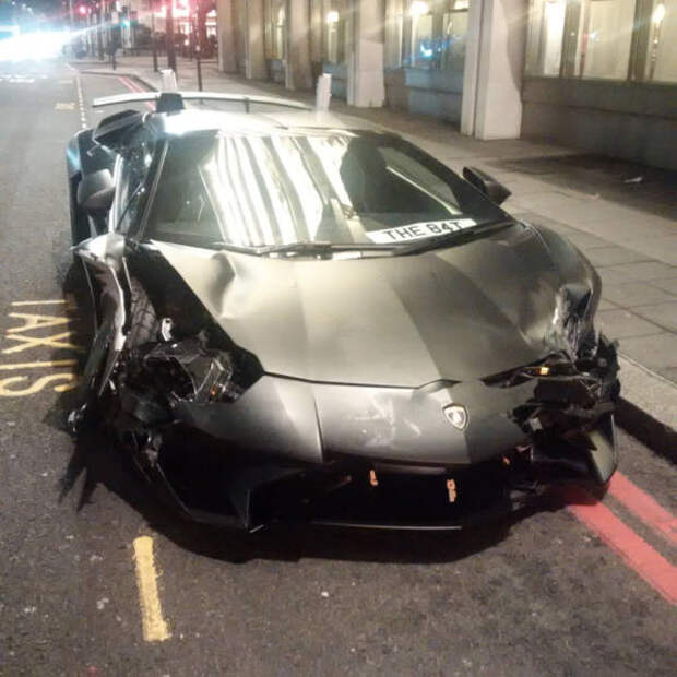 Суперкар Lamborghini Aventador SV бросили на улице после ДТП (14 фото) Суперкар Lamborghini Aventador SV бросили на улице после ДТП (14 фото)
